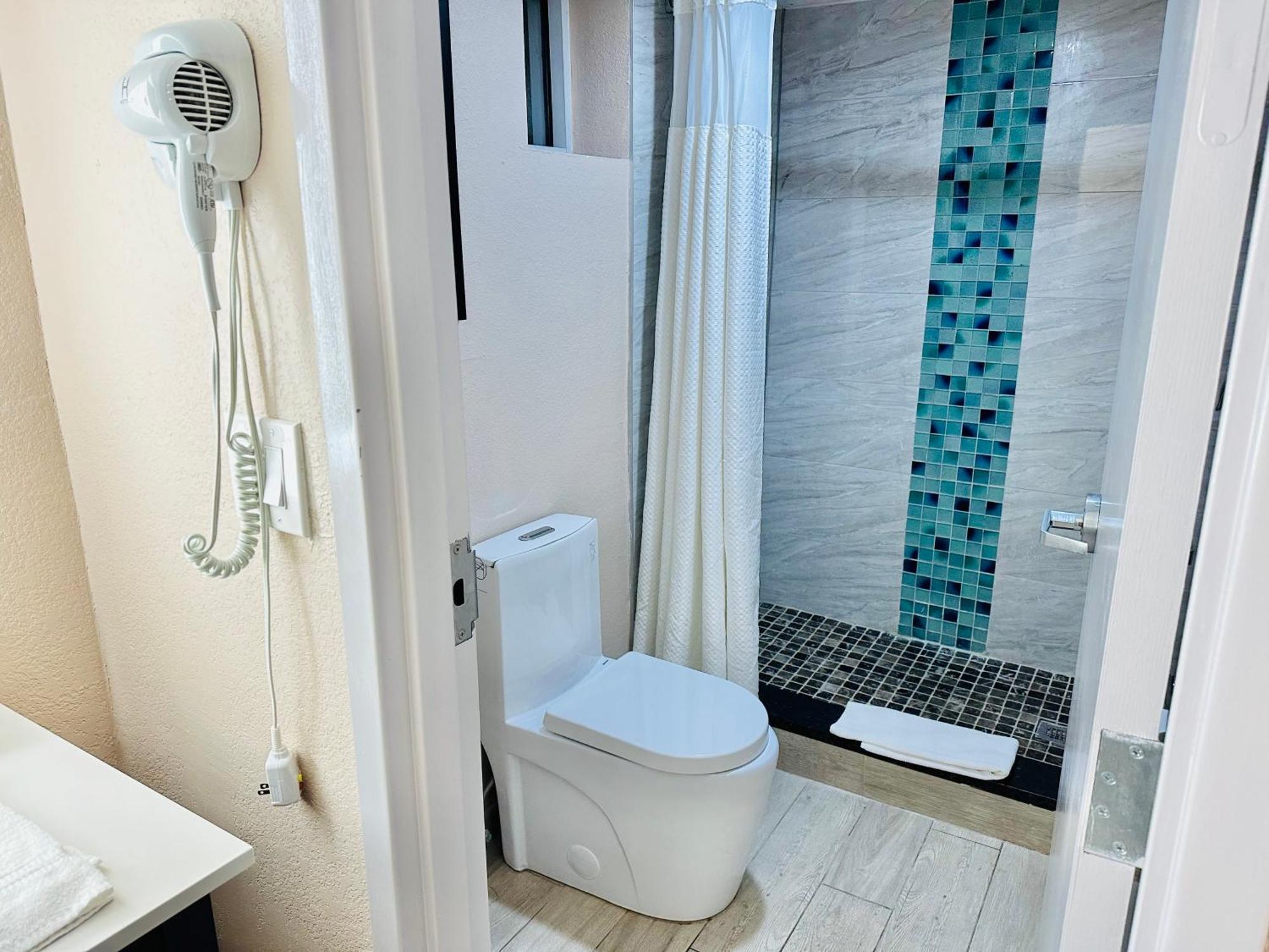 Tropical Inn & Suites, Downtown クリアウォーター エクステリア 写真
