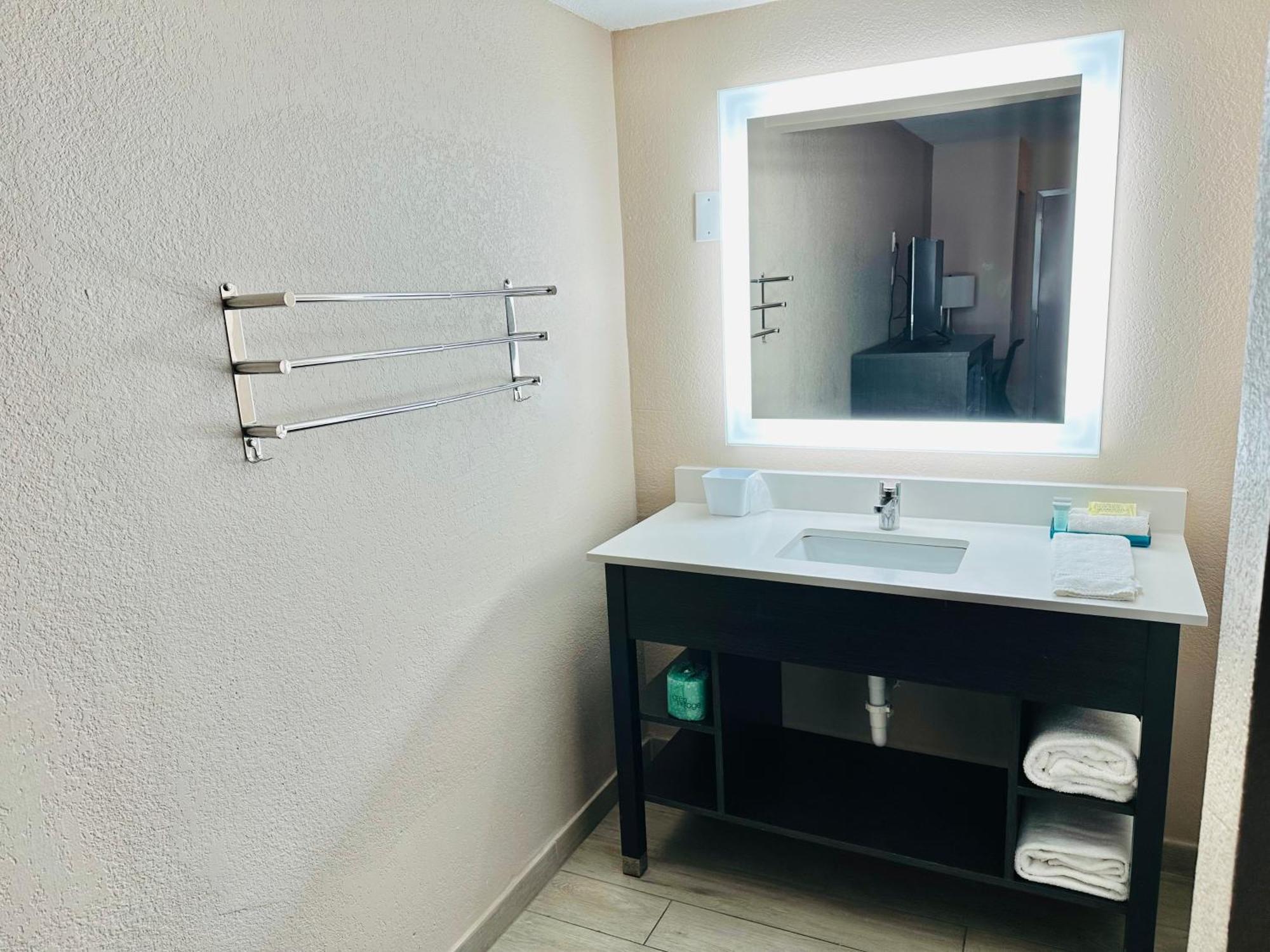 Tropical Inn & Suites, Downtown クリアウォーター エクステリア 写真