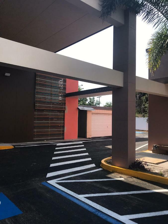 Tropical Inn & Suites, Downtown クリアウォーター エクステリア 写真
