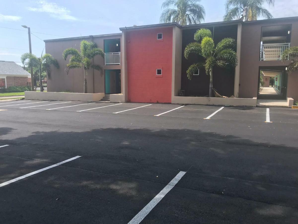 Tropical Inn & Suites, Downtown クリアウォーター エクステリア 写真