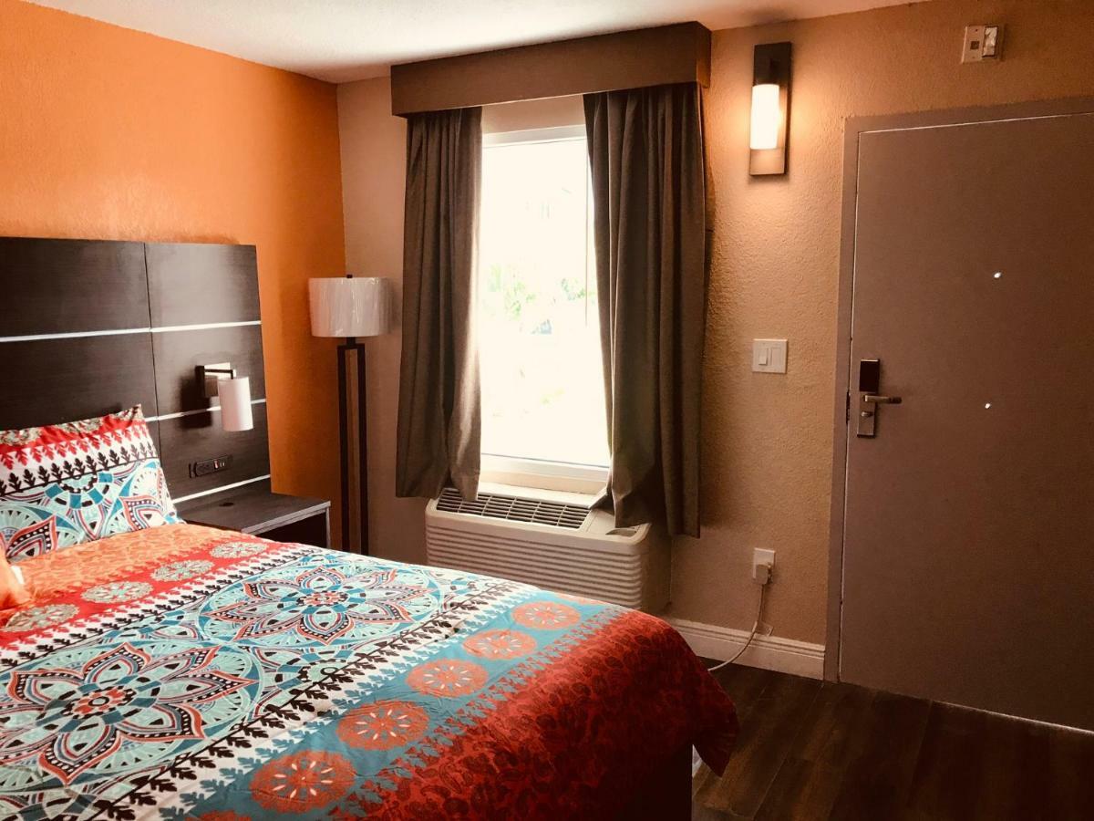 Tropical Inn & Suites, Downtown クリアウォーター エクステリア 写真