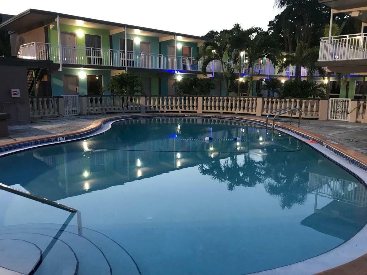 Tropical Inn & Suites, Downtown クリアウォーター エクステリア 写真