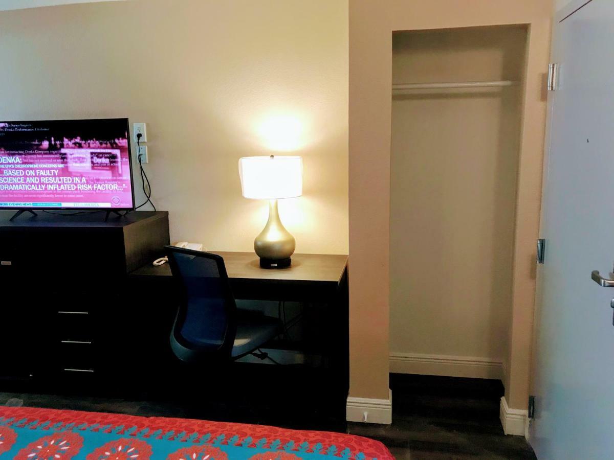 Tropical Inn & Suites, Downtown クリアウォーター エクステリア 写真