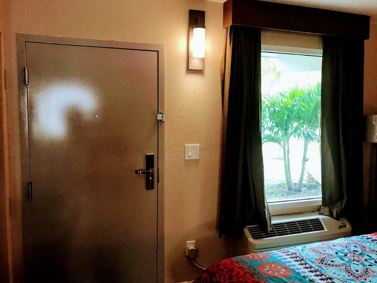 Tropical Inn & Suites, Downtown クリアウォーター エクステリア 写真