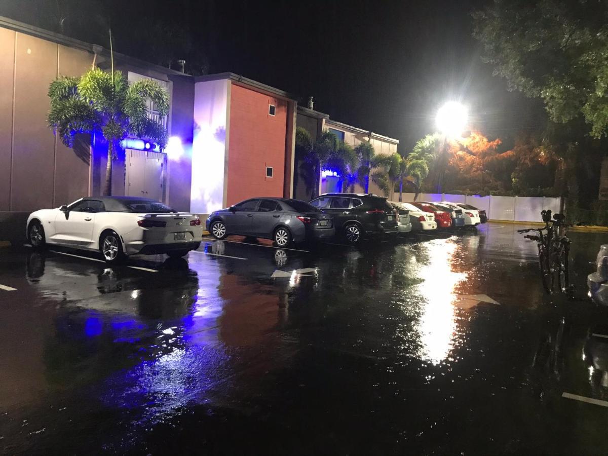 Tropical Inn & Suites, Downtown クリアウォーター エクステリア 写真