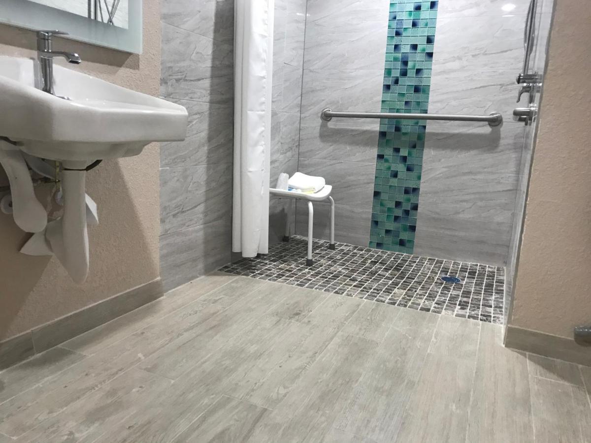Tropical Inn & Suites, Downtown クリアウォーター エクステリア 写真