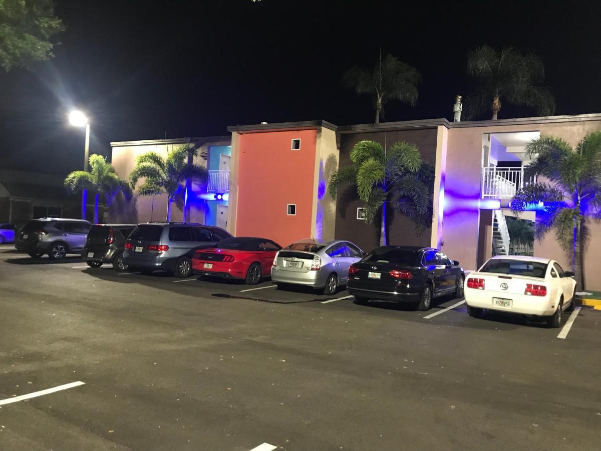 Tropical Inn & Suites, Downtown クリアウォーター エクステリア 写真