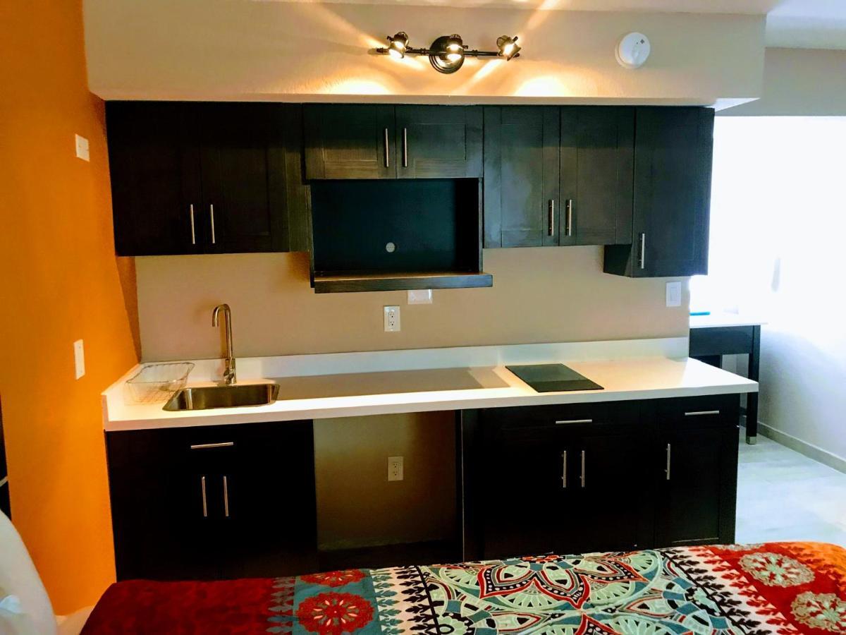 Tropical Inn & Suites, Downtown クリアウォーター エクステリア 写真